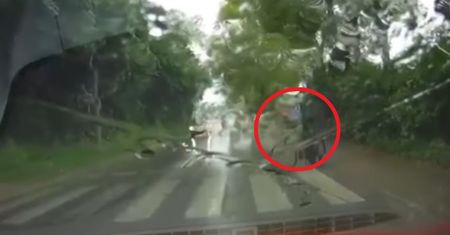 O krok od tragedii. Pokazał zachowanie nastolatka na pasach