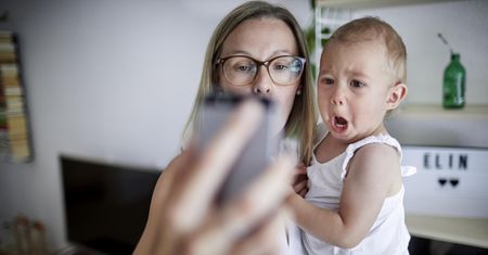 Młoda mama przypadkowo wysyła swoje nagie zdjęcie teściom