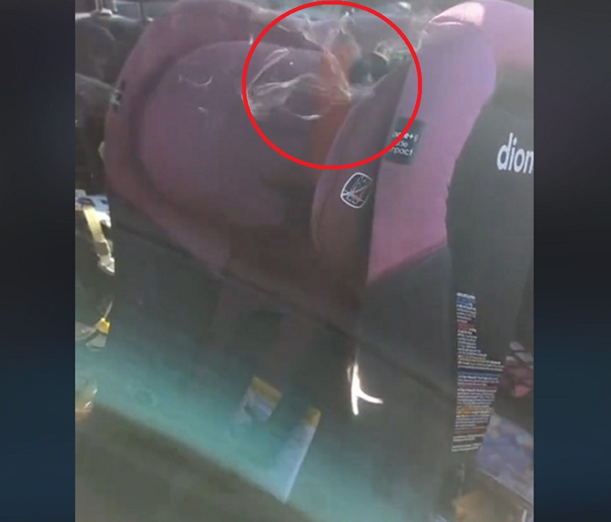 Posadziła dziecko w foteliku samochodowym