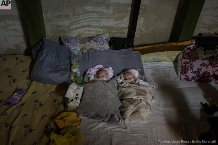Nowonarodzeni bracia bliźniacy śpią w schronie. Dramat dzieci ze szpitala dziecięcego