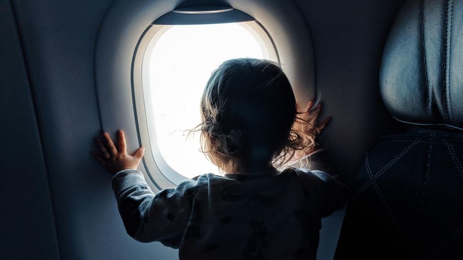 Płaczące dzieci w samolocie. Stewardesy zdradzają, których miejsc unikać
