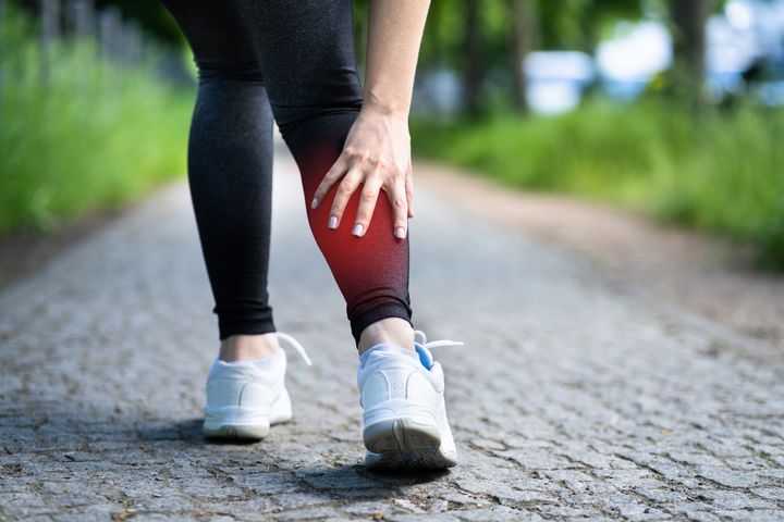 Ból łydek, to choroba którą określa się także jako ostre łagodne zapalenie mięśni. Najbardziej popularną przyczyną bólu łydek są powikłania po infekcji grypy.