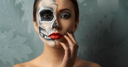 Makijaż na halloween - charakterystyka, rozcięte usta, czaszka, kolorowy