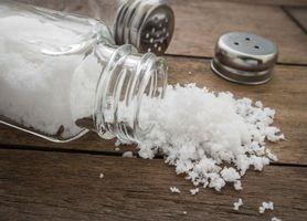 Te objawy świadczą o nadmiarze soli w diecie. Nie przegap