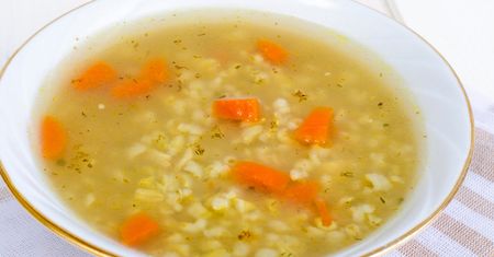 Co jeść przy jelitówce? Dieta w przebiegu choroby, zasady prawidłowego nawodnienia