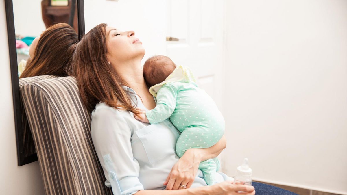 Zmęczona mama z dzieckiem