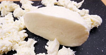 Mozzarella vs. mozzarella light. Pojedynek, który kończy się w lodówce