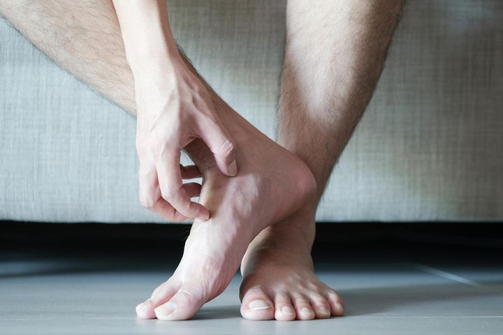 Swędzące stopy mogą być objawem groźnej choroby