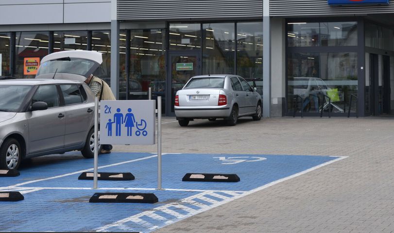 Parkowanie w miejscu dla rodziny – czy można dostać mandat?