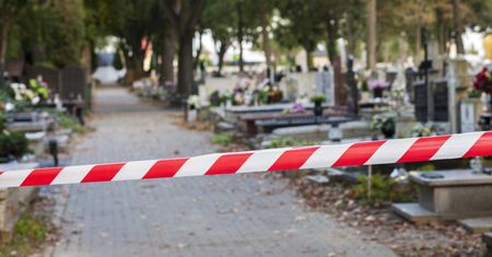 Tragedia na jednym z polskich cmentarzy. Płyta nagrobkowa przygniotła małego chłopca