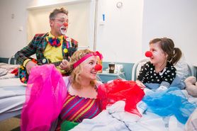 Uśmiech leczy! Gdańscy hokeiści pomagają Fundacji „Dr Clown” prowadzić „terapię śmiechem”