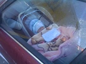 Zamknęła niemowlaka w samochodzie i poszła na zakupy. W środku zostawiła list