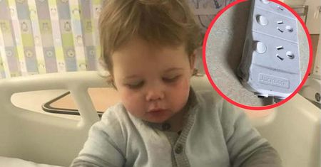 Gniazdko elektryczne w pokoju dziecka zajęło się ogniem. Mama ostrzega innych rodziców