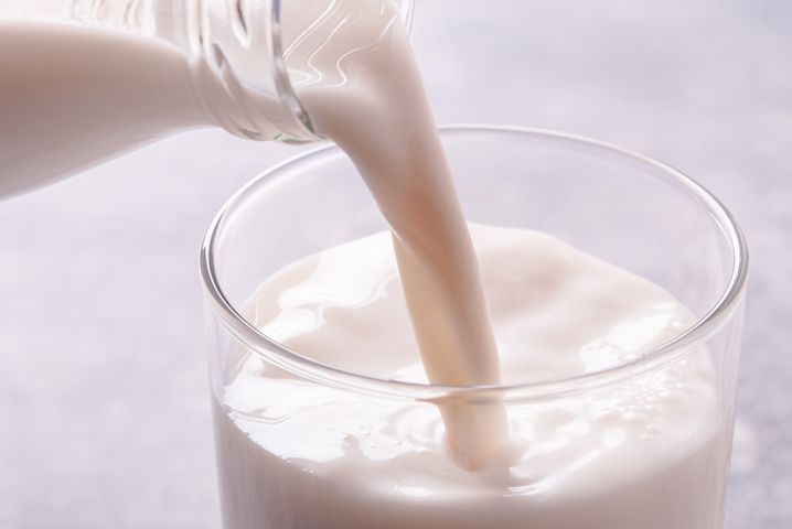 Kazeina to białko obecne w mleku krowim, kozim i owczym.