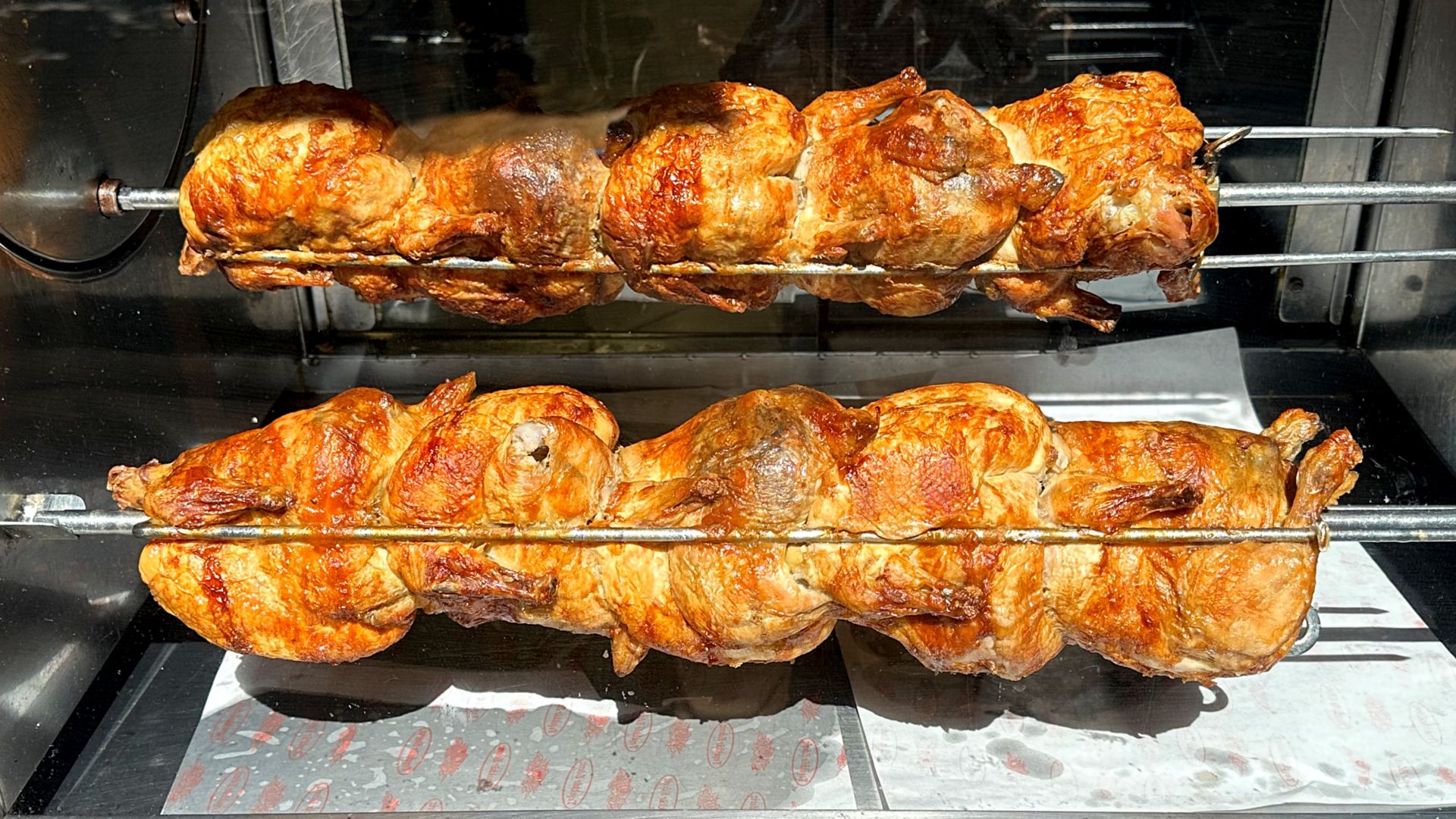 Kurczak z rożna to potrawa, po którą chętnie sięgają Polacy.