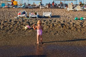 Ich córka zgubiła się na plaży. Rodzice nie poznali własnego dziecka