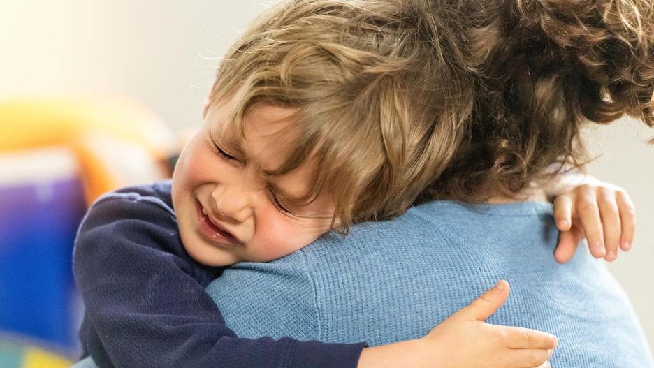 Wielu rodziców popełnia ten błąd. Doprowadza do zmian w mózgu dziecka