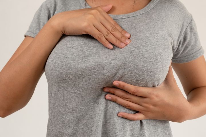 Choroby piersi mogą objawiać się tkliwością i bólem w obrębie biustu
