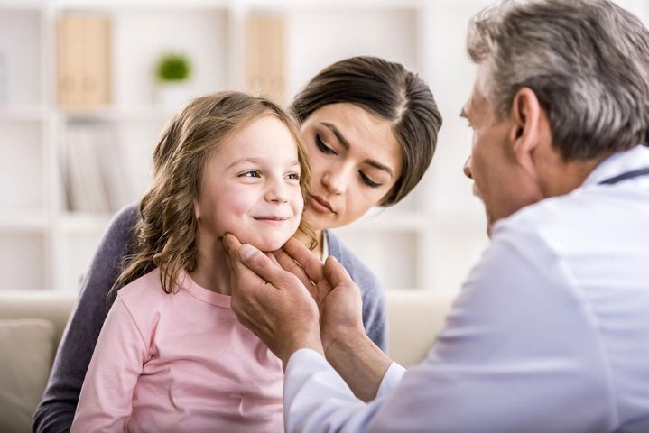 W czasie każdej wizyty pediatra powinien dokładnie zbadać dziecko