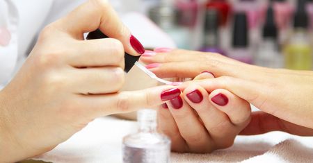 6 przerażających oznak, że jesteś w złym salonie manicure