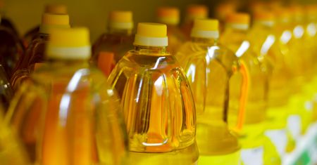 Olej palmowy to tykająca bomba z opóźnionym zapłonem. Jest w składzie setek produktów, po które sięgamy każdego dnia