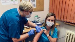 Reakcje po szczepieniu na COVID-19. Jakie jest ryzyko powikłań?