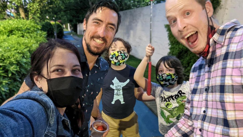 Trójka dorosłych wychowuje dzieci razem