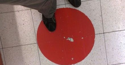 Pracowniku, chcesz do toalety? Stań na kropce