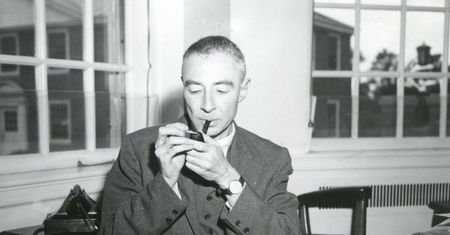 Oppenheimer jako nastolatek usłyszał, że ma schizofrenię. Nie ona była przyczyną jego śmierci