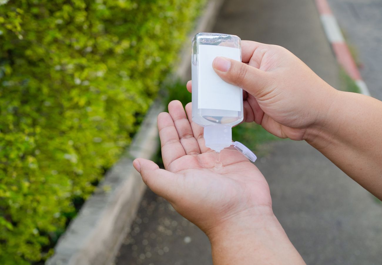 Stosuj żel antybakteryjny do higieny rąk poza domem