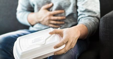 Salmonella – bakteria, o której wszyscy słyszeli. Mało kto wie, dlaczego jest groźna