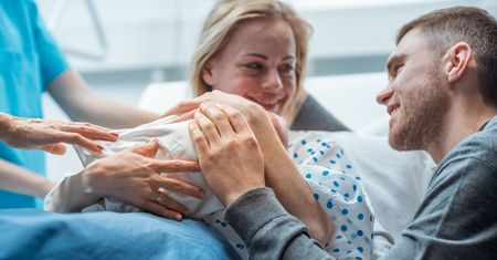 Co się dzieje z mężczyzną, gdy zostaje ojcem? Spadek testosteronu i libido