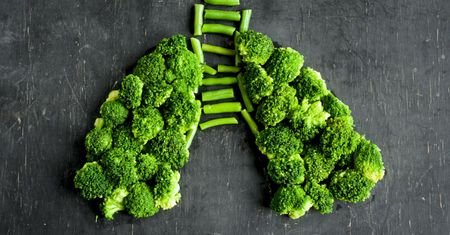 Superfoods obniżające ryzyko raka płuc. Zobacz, które z nich warto wprowadzić do diety