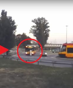 Kierowca autobusu go nie wpuścił, więc... zablokował pojazd własnym ciałem