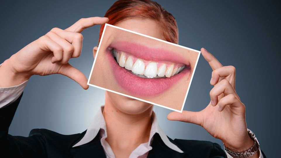 Licówki wykorzystuje się do zmiany kolorystyki i maskowania przebarwień, poprawy kształtu zęba; poszerzenia lub wydłużenia.