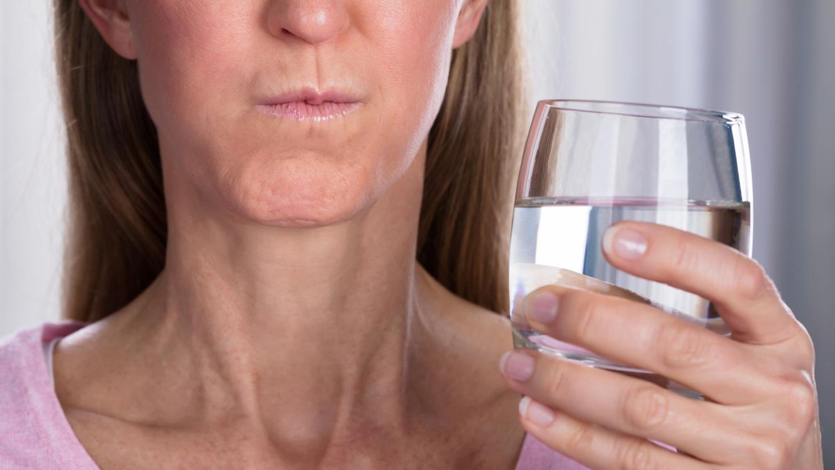 Suchość w jamie ustnej może być skutkiem zażywania niektórych leków lub objawem wielu chorób