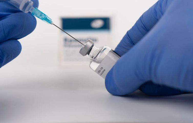 Comirnaty to pierwsza szczepionka przeciwko chorobie Covid-19, która została dopuszczona do obrotu przez Komisję Europejską
