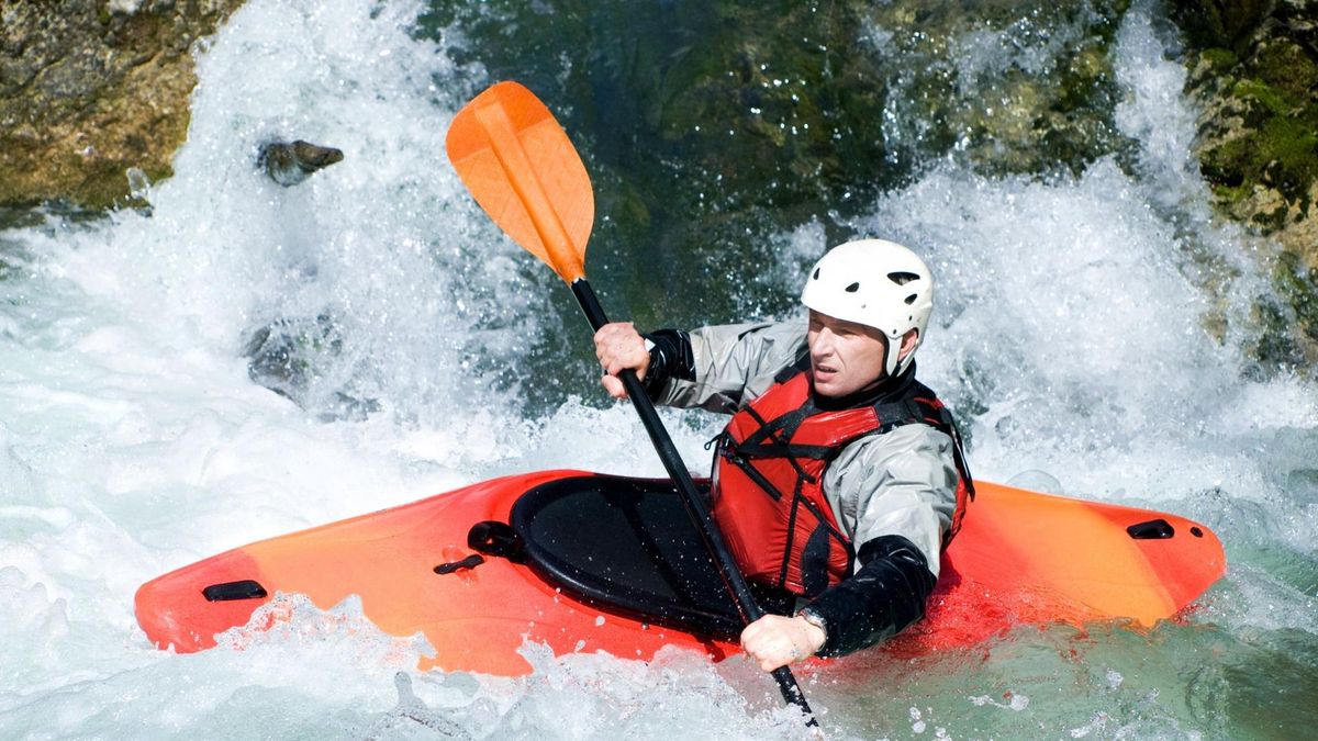 Spływ kajakowy rozpoczyna się na płytkiej wodzie