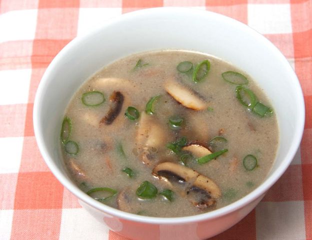 Niskokaloryczna, idealna na diecie keto. Zapomniana zupa ma niesamowite właściwości