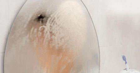 5 domowych sposobów na zaparowane lustro. Wypróbuj w łazience