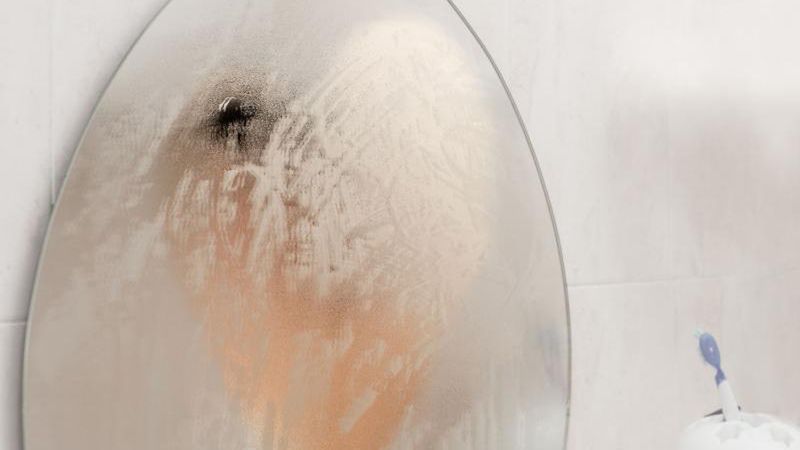 Sposoby na zaparowane lustro w łazience [123rf.com]