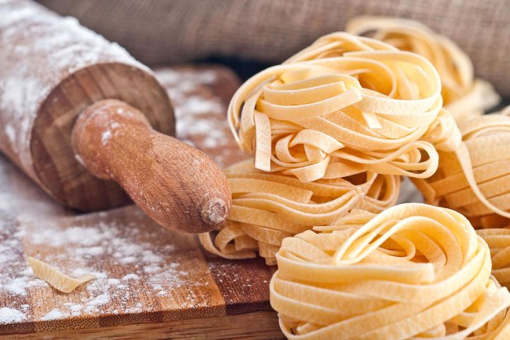 Tagliatelle jest zazwyczaj podawany w kuchni włoskiej z różnego rodzaju sosami