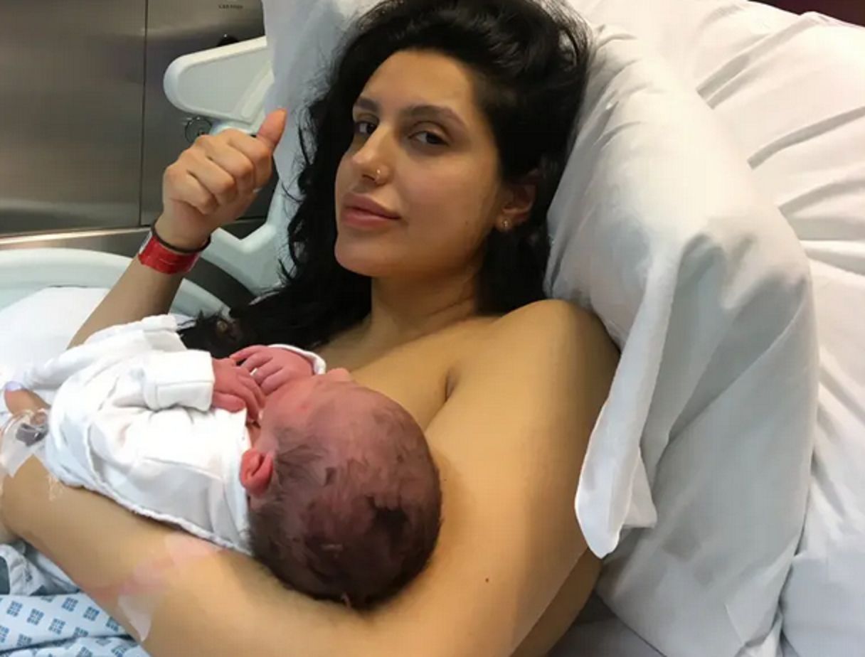 Zoe po porodzie z córką