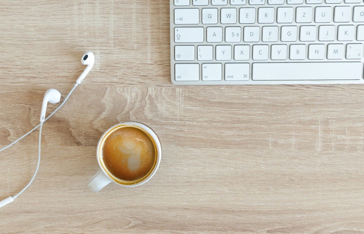 Przedawkowanie kawy może objawiać się dolegliwościami bólowymi głowy, drżeniem rąk, niepokojem.