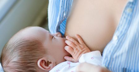 Koronawirus. Czy matka karmiąca piersią może zarazić dziecko? Ekspert wyjaśnia
