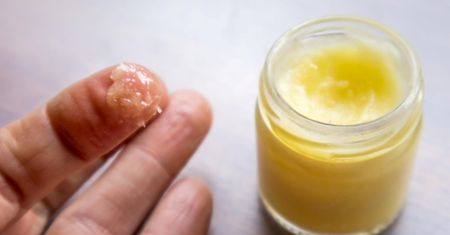 Rozgrzewa, chłodzi, mrowi… ale co właściwie końska maść robi z twoim ciałem?