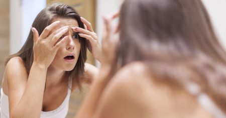 5 niedoborów witamin wypisanych na twarzy