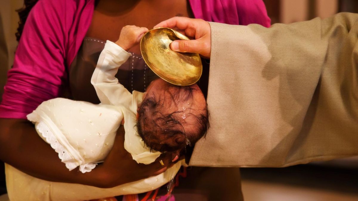 Coraz więcej ludzi decyduje się nie chrzcić dziecka 