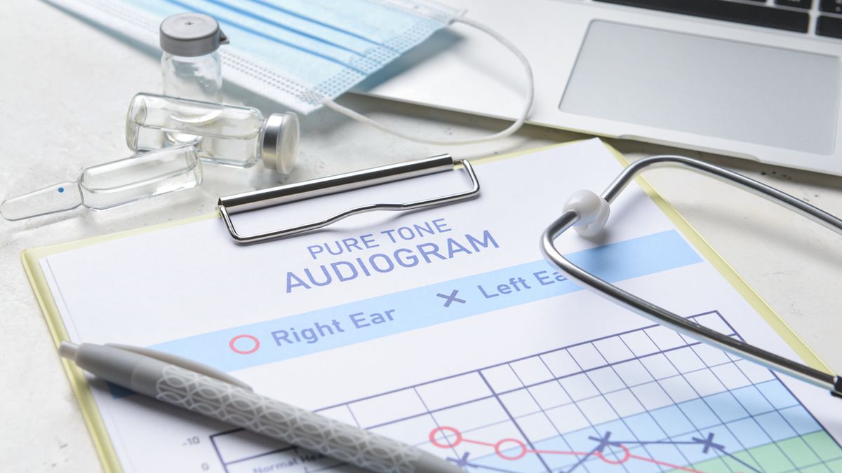 Audiogram to wynik badania słuchu, przedstawiany za pomocą poziomej i pionowej osi.