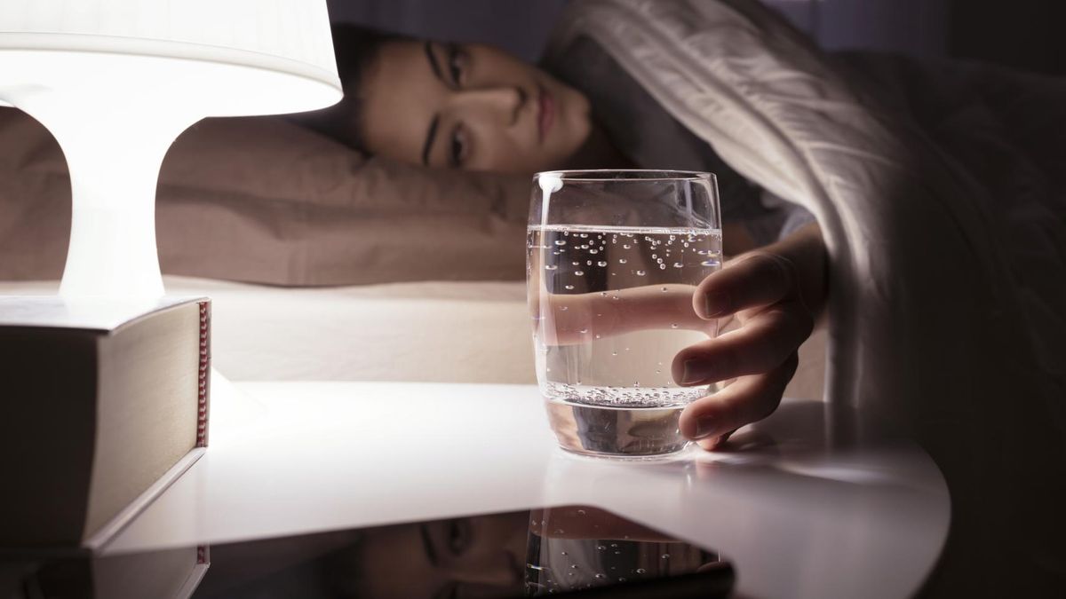 Nie zostawiaj na noc szklanki wody przy łóżku. Jest ważna przyczyna
